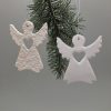 Baltas rankų darbo keraminis angeliukas su širdelės išpjova ir iškiliu ažūriniu raštu, Kalėdų eglutės papuošimas, apie 9 × 8 cm