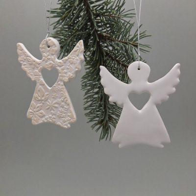 Baltas rankų darbo keraminis angeliukas su širdelės išpjova ir iškiliu ažūriniu raštu, Kalėdų eglutės papuošimas, apie 9 × 8 cm
